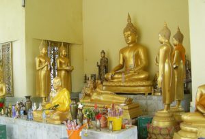 Goldene Buddhafiguren mit der Deutschen Tauchschule Phuket